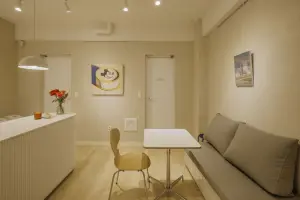 감성 아트가 있는 따뜻한 카페형 라운지